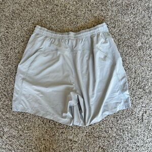 Lululemon PaceBreaker Liner-Less 7in Inseam Size L